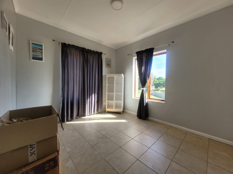 To Let 3 Bedroom Property for Rent in Paradise Beach Eastern Cape